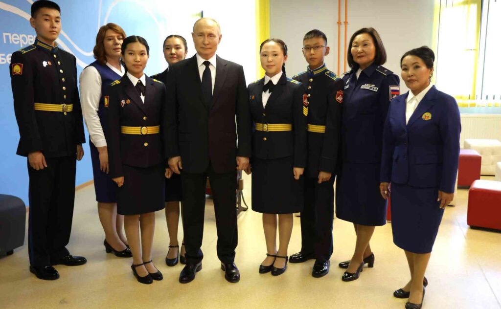 Vladimir Putin con cadetes Tuvanos